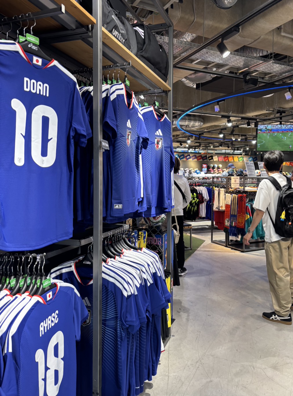 みんなで訪れたお店に並ぶサッカー日本代表のユニフォーム