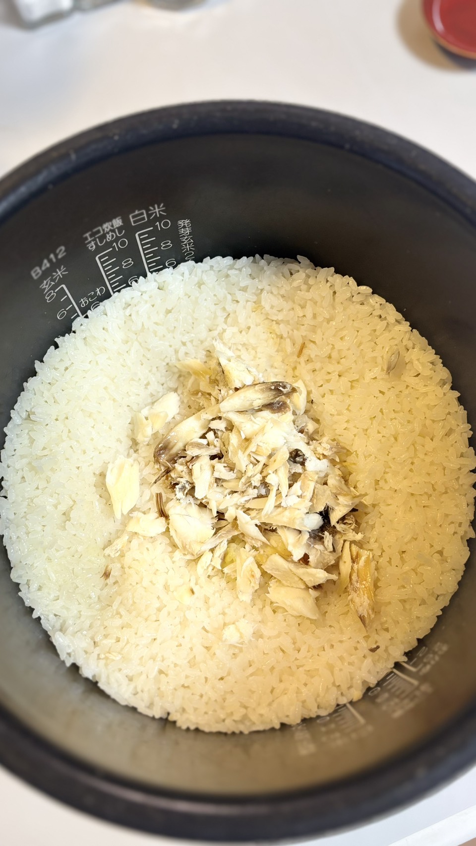 ほぐした鯛の身を炊き上がったごはんの上に戻したところ