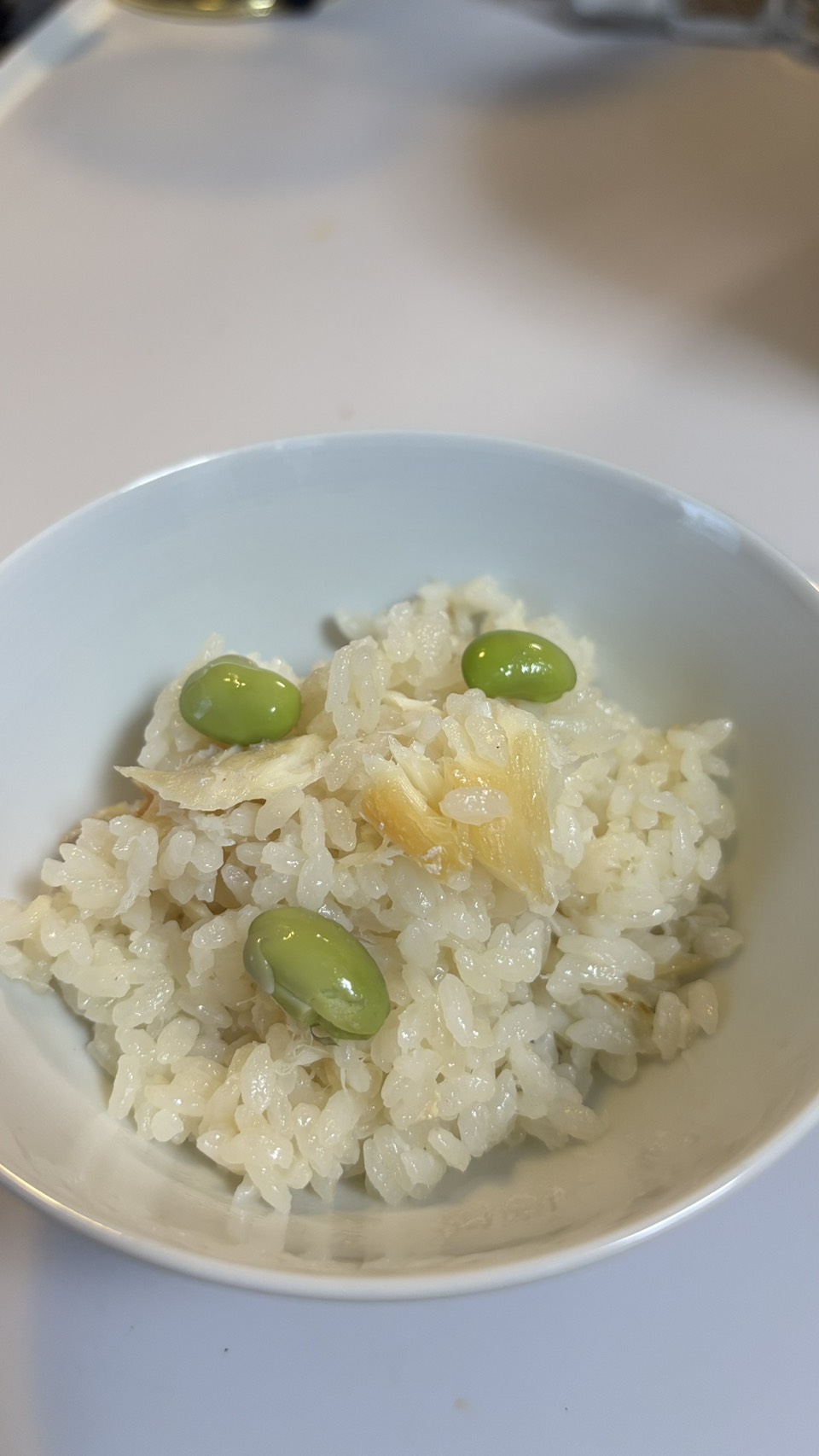お茶碗に盛った鯛めしに、丹波の黒豆をのせたところ