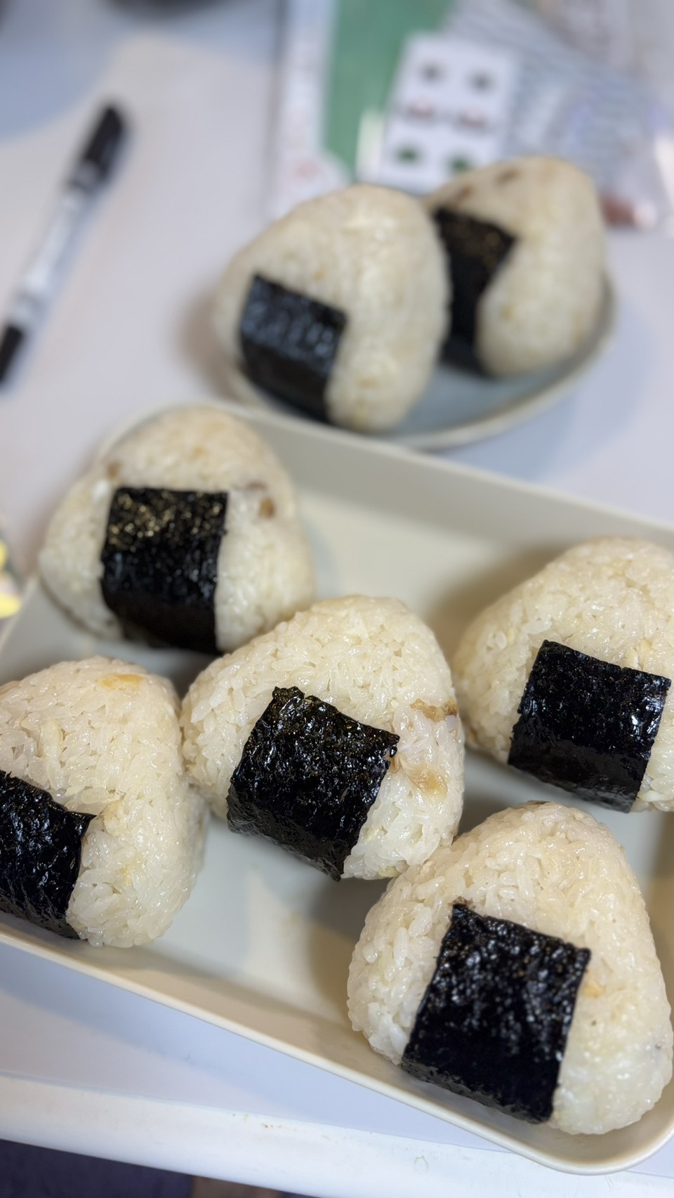 鯛めしで握ったおにぎり。海苔を巻いたところ